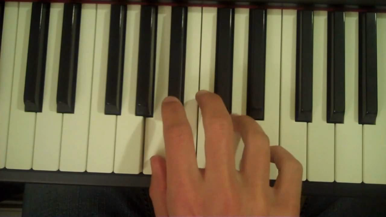 ¿Qué es un acorde ASUS4 en el piano?