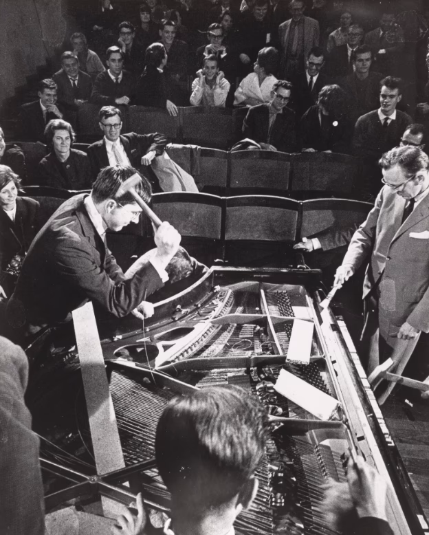 ¿Qué es el movimiento artístico Fluxus?