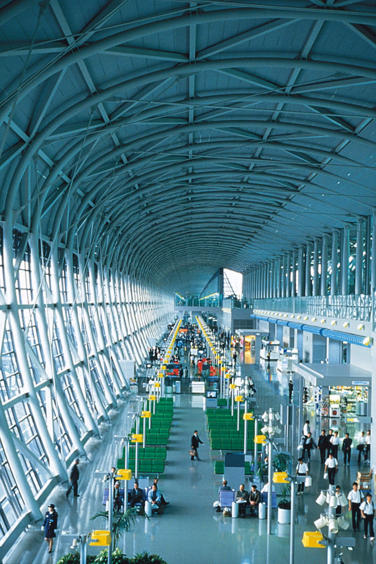 What is the roof design of Kansai airport?
