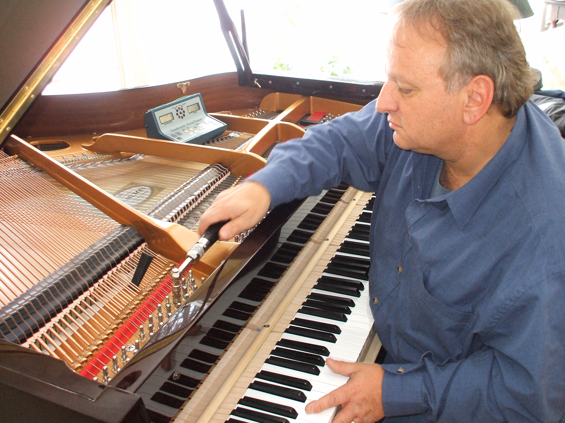¿Qué se necesita para afinar un piano?