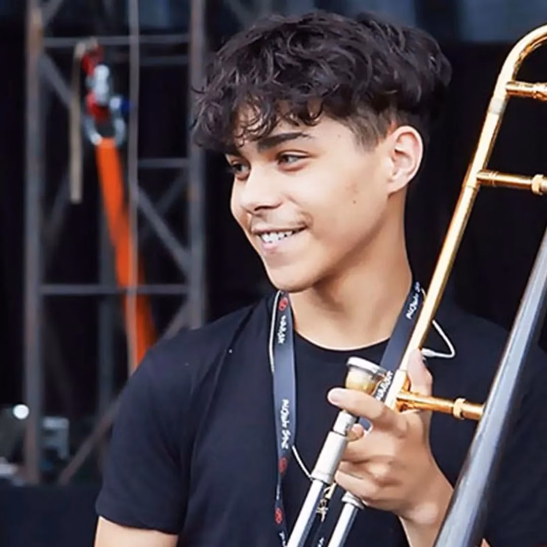 ¿Qué instrumento toca el hijo de Alejandro Sanz?