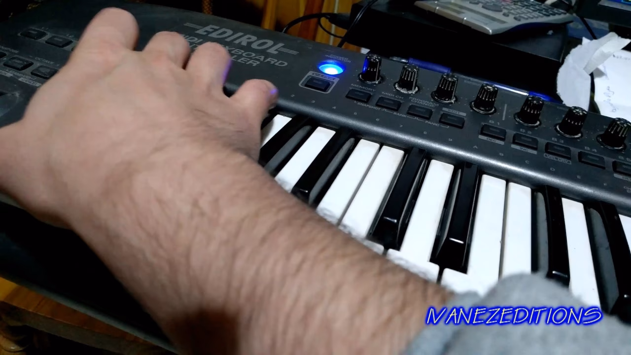 ¿Por qué las teclas de mi piano se quedan atascadas?