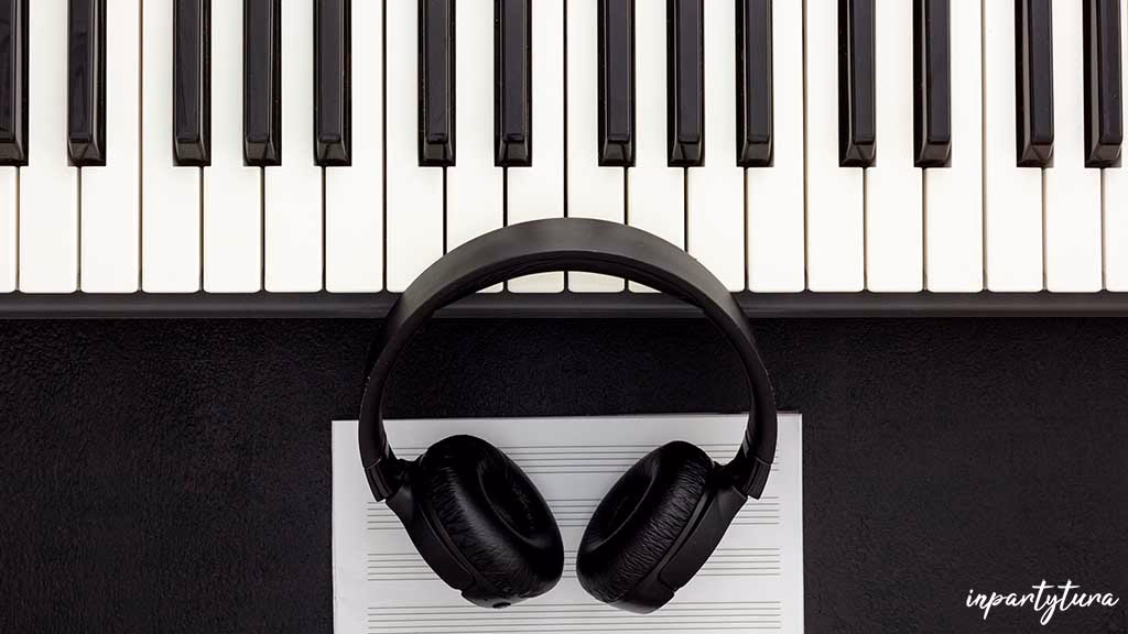 ¿Puedo tocar el piano con auriculares?