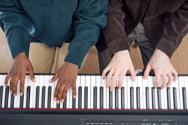 ¿Qué significa tocar el piano por abajo?