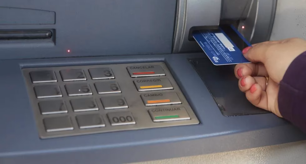 ¿Cómo recuperar una tarjeta retenida por cajero del banco Union?