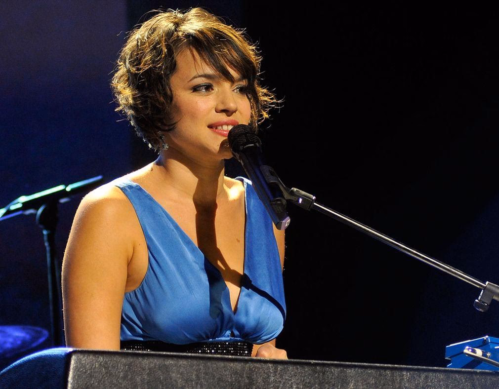¿Hay alguna mujer cantante que toque el piano?