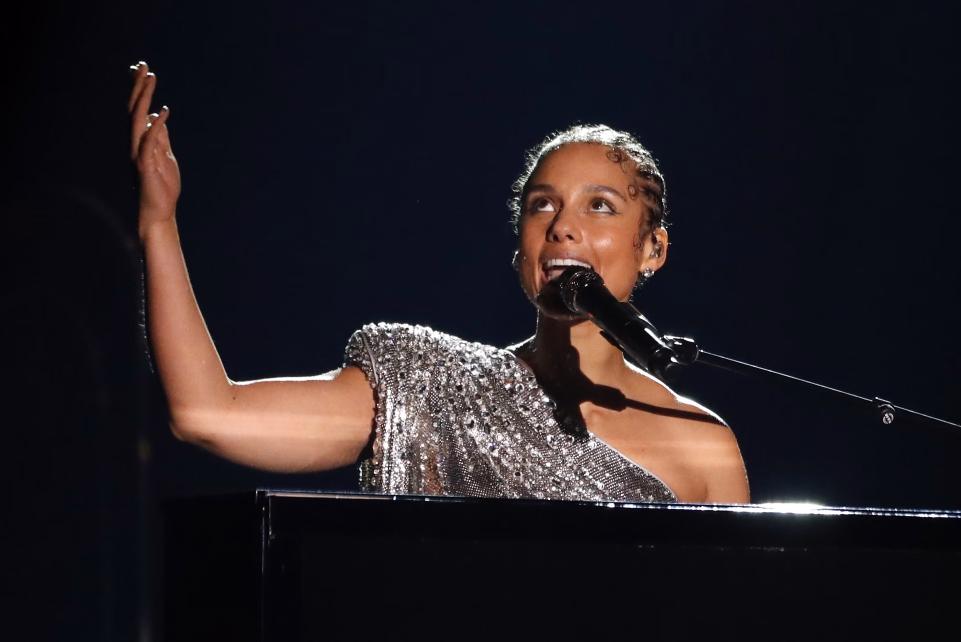 ¿Qué famoso cantante negro toca el piano?