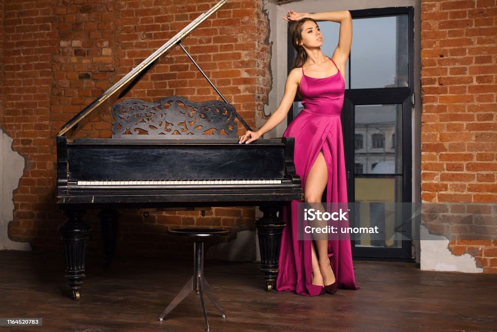¿Cómo se llama la cantante de vestido rojo?