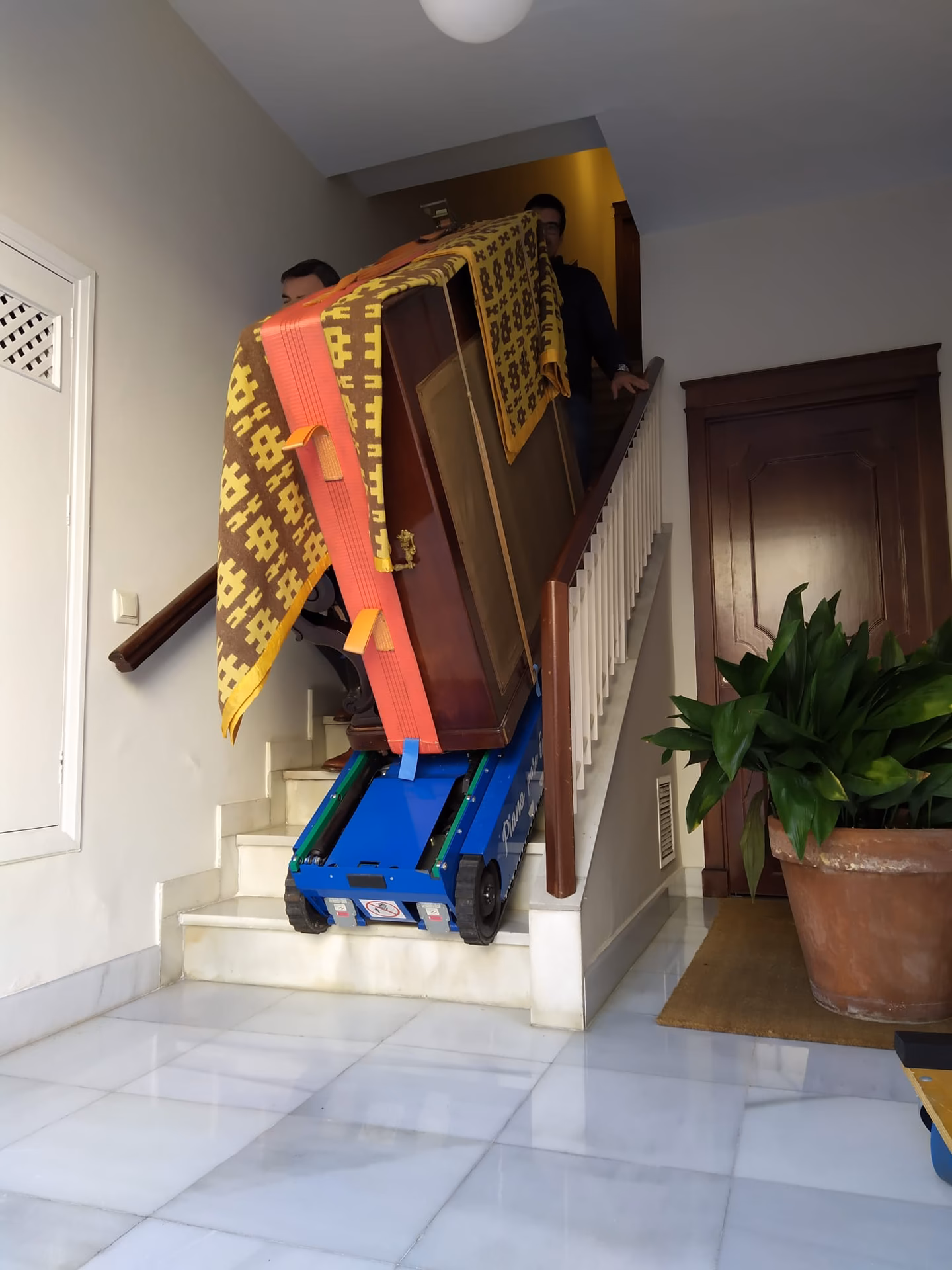 ¿Cómo se baja un piano por las escaleras?