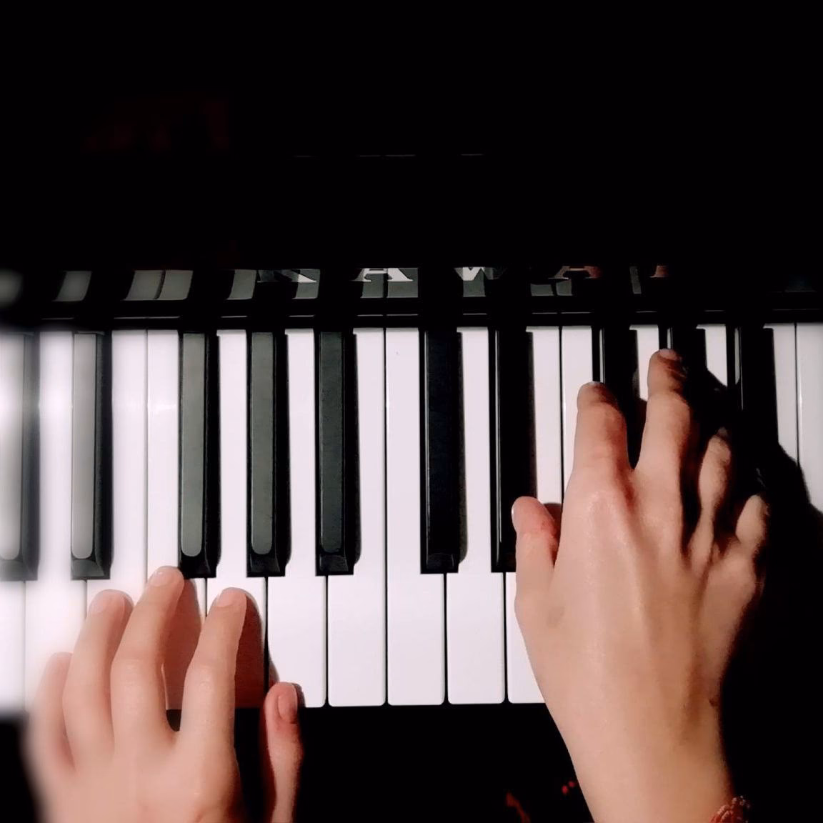 ¿Cómo conseguir manos independientes para el piano?
