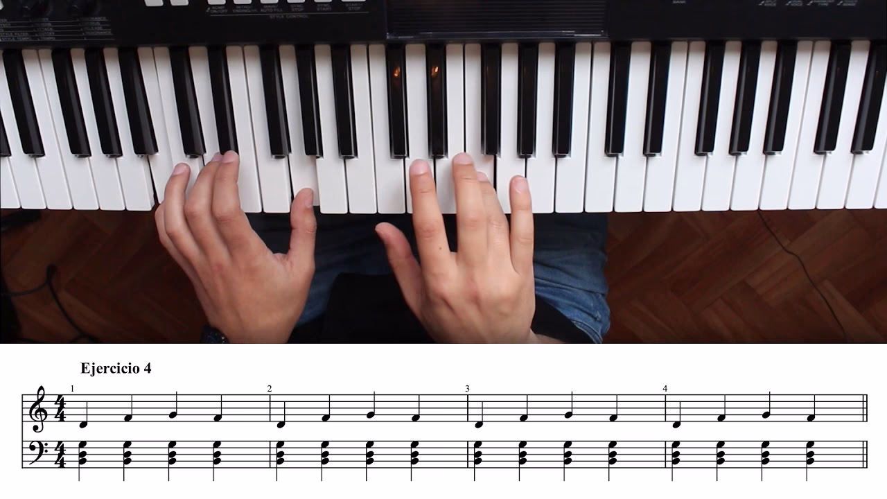 ¿Qué mano toca la melodía en el piano?