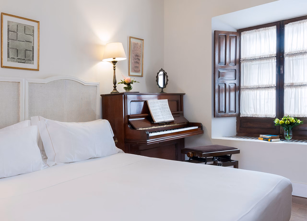 ¿Cuál es el mejor lugar para colocar un piano en una habitación?